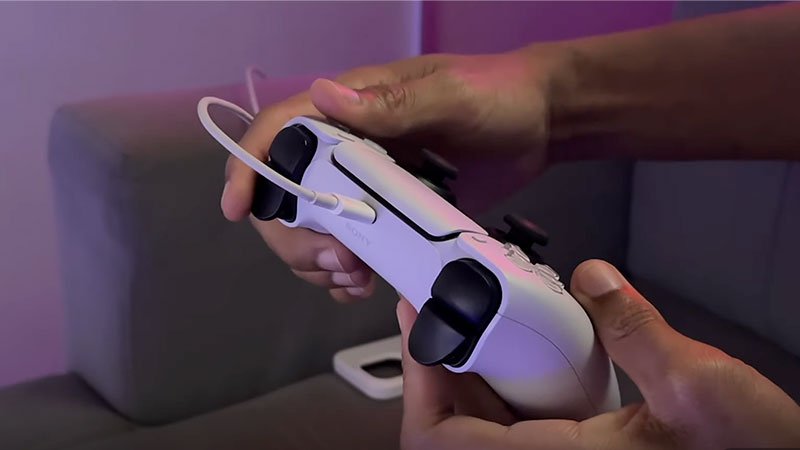 Error al cargar un mando DualSense de PS5 con un cargador de celular que puede dañar la batería.