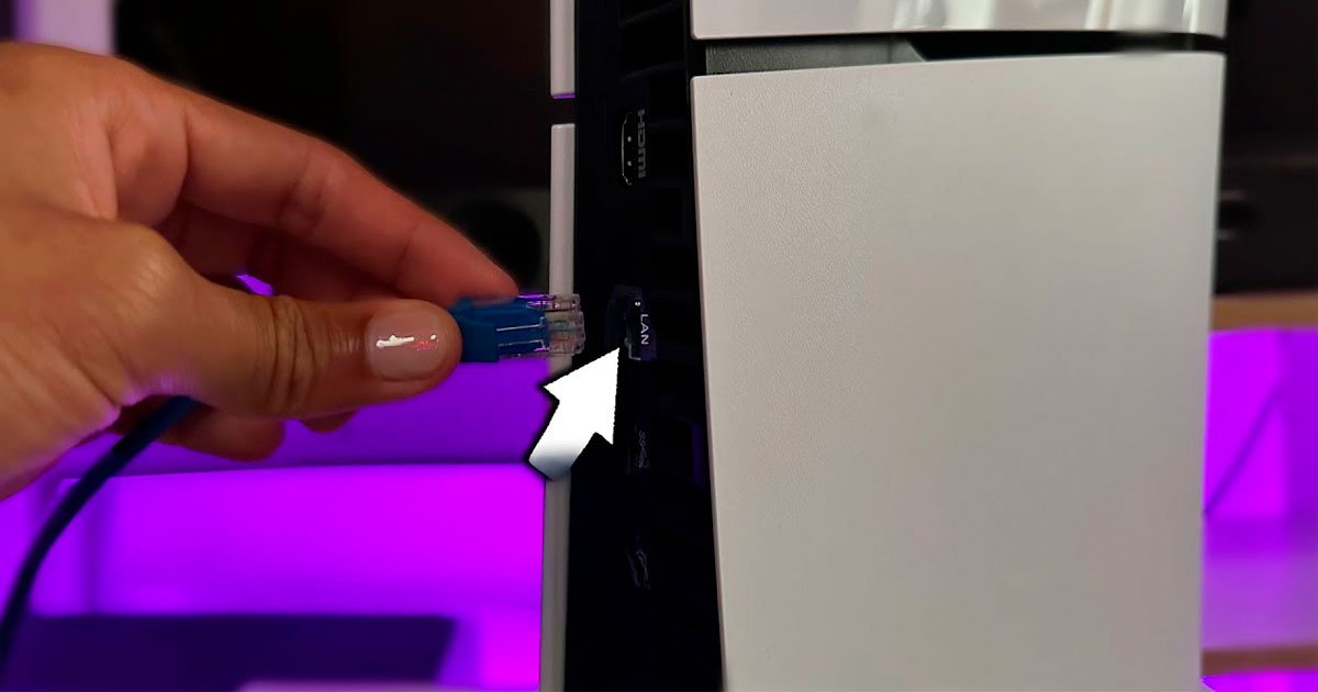 Cable de red LAN siendo conectado a la PS5 para mejorar conexión.