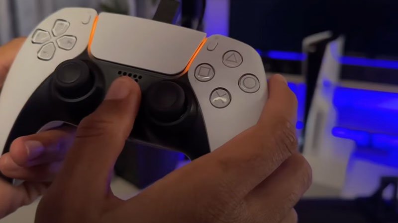 Mando DualSense de PS5 Slim en modo reposo.