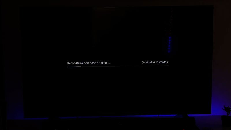 Pantalla de PS5 Slim reconstruyendo la base de datos con tiempo estimado
