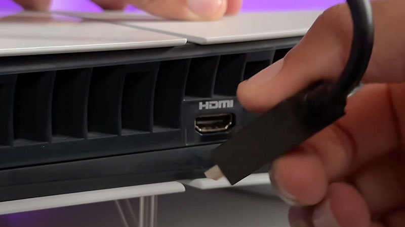 Conexión HDMI de la PS5 Slim mostrando zona cercana al tornillo oculto