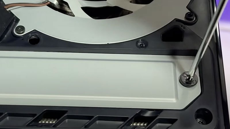 Colocando la tapa protectora del SSD en PS5 Slim