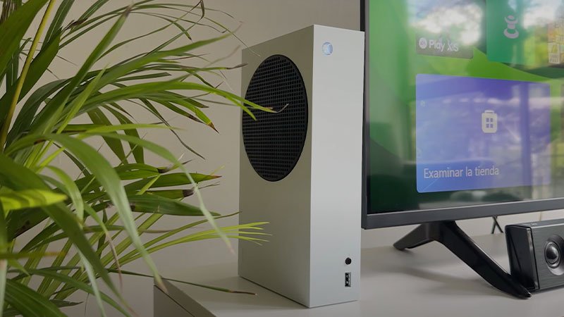 Xbox Series S junto a un televisor en funcionamiento